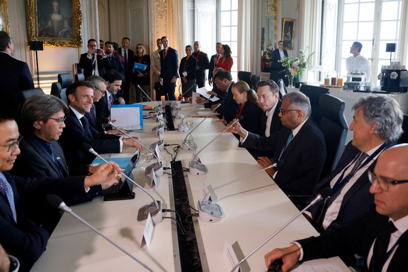 © Reuters. France's President Emmanuel Macron meets with businessmen, including SpaceX, Twitter and Tesla CEO Elon Musk, during the 6th edition of the 