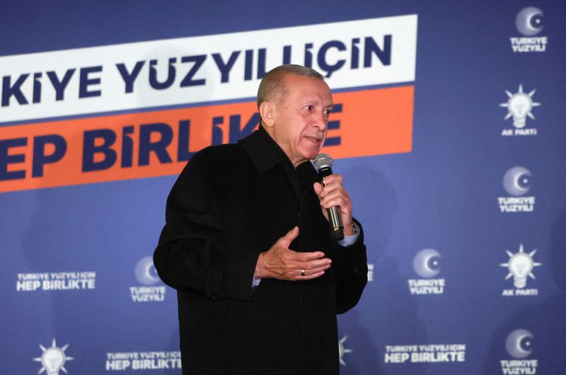 &copy; Reuters. أردوغان يتحدث في مقر حزبه في أنقرة يوم الاثنين. تصوير: أوميت بكطاش - رويترز. 