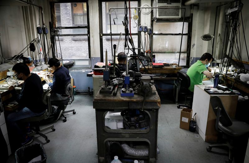 &copy; Reuters. FOTO DE ARCHIVO: Trabajadores de joyería son vistos en un taller en las instalaciones de diseño de joyas Riviera de RFG Manufacturing en Manhattan en la ciudad de Nueva York