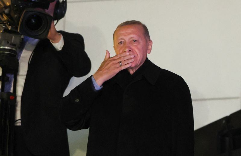 &copy; Reuters. الرئيس التركي رجب طيب أردوغان يحيي أنصاره بمقر حزب العدالة والتنمية بأنقرة في الساعات الأولى من يوم الاثنين . تصوير : أوميت بكطاش - رويترز . 