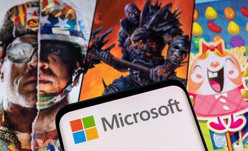 © Reuters. FILE PHOTO: Microsoft logo is seen on a smartphone placed on displayed Activision Blizzard's games characters in this illustration taken January 18, 2022. REUTERS/Dado Ruvic/Illustration