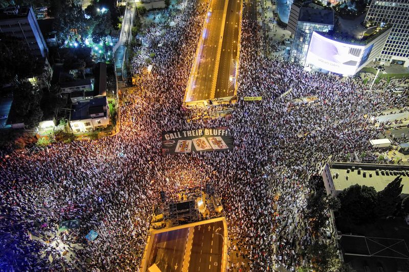 &copy; Reuters. محتجون ضد التعديلات القضائية في مظاهرات في تل ابيب يوم السادس من مايو ايار 2023. تصوير: إيلان روزنبرج - رويترز. 
