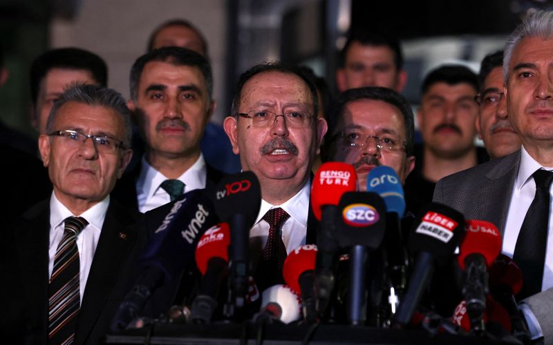 &copy; Reuters. أحمد ينر رئيس اللجنة العليات للانتخابات في تركيا يتحدث إلى وسائل الإعلام في أنقرة يوم الاثنين . تصوير : تشالا جوردوغان - رويترز .  