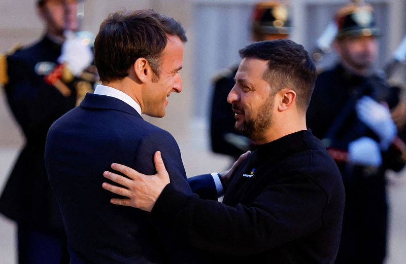 &copy; Reuters. Emmanuel Macron rencontre le président ukrainien Volodymyr Zelenskiy, à Paris. /Photo prise le 14 mai 2023/REUTERS/Christian Hartmann