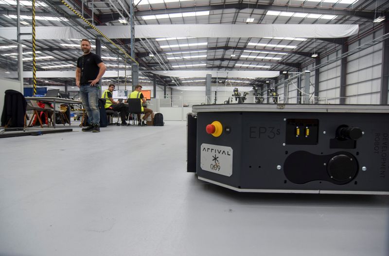 &copy; Reuters. FILE PHOTO: Engineers at UK electric van and bus maker Arrival test a specially developed autonomous robot at the startup's low-cost "microfactory" in Bicester, Britain, August 3, 2021. Picture taken August 3, 2021.  REUTERS/Nick Carey