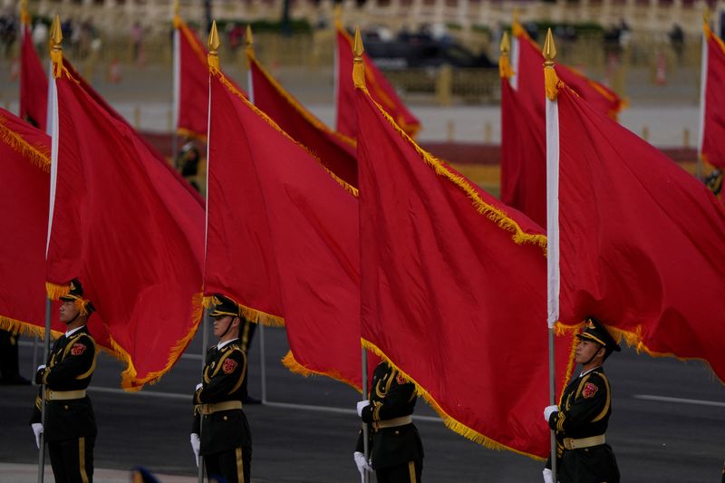 &copy; Reuters. Membros de guarda de honra chinesa seguram bandeiras vermelhas durante cerimônia de boas-vindas ao presidente francês Emmanuel Macron em Pequim
06/04/2023
Ng Han Guan/Pool via REUTERS