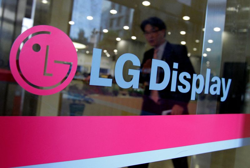 &copy; Reuters. FILE PHOTO: A man walks out of the headquarters of LG Display in Seoul, October 20, 2011. REUTERS/Jo Yong-Hak