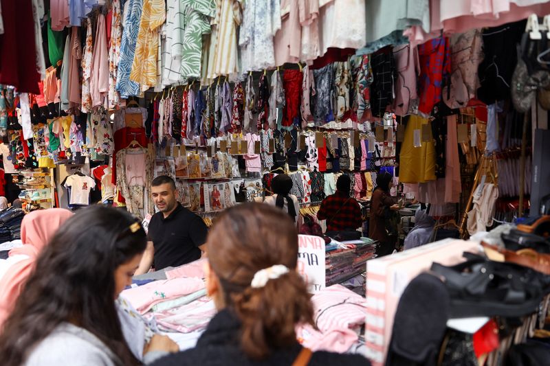 &copy; Reuters. People shop at a market, following the first round of presidential and parliamentary elections, in Istanbul, Turkey May 15, 2023. REUTERS/Hannah McKay/File Photo