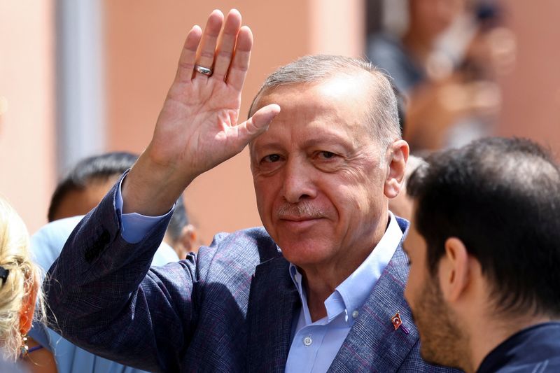 &copy; Reuters. الرئيس التركي رجب طيب أردوغان لدى وصوله إلى مركز الاقتراع للتصويت في الانتخابات الرئاسية والبرلمانية في إسطنبول يوم الأحد. تصوير: هانا ماكا