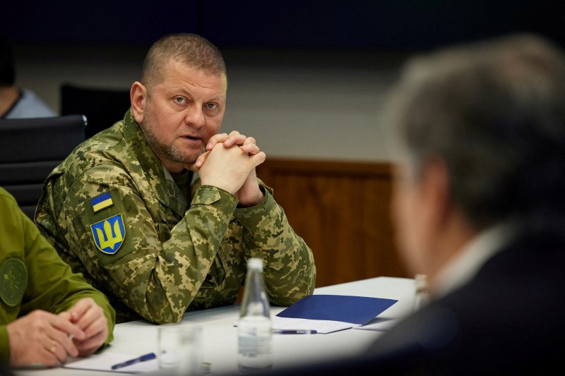 &copy; Reuters. FOTO DE ARCHIVO. El comandante en jefe de las Fuerzas Armadas de Ucrania, Valeriy Zaluzhnyi, asiste a una reunión en Kiev, Ucrania. 24 de abril de 2022. Servicio de Prensa Presidencial de Ucrania/Handout vía REUTERS