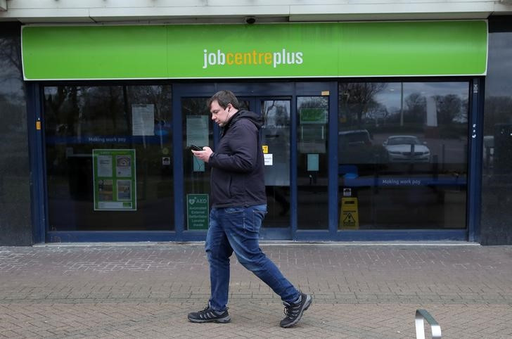 © Reuters. FILE PHOTO:  A man walks past a job centre in Stevenage, Britain, March 31, 2020. REUTERS/Peter Cziborra