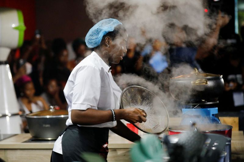 &copy; Reuters. الطاهية النيجيرية هيلدا باسي (27 عاما) تحاول تحطيم الرقم القياسي في موسوعة جينيس لأطول جلسة طهي متواصلة يوم الاثنين. تصوير: تيميلادي أديلايا -