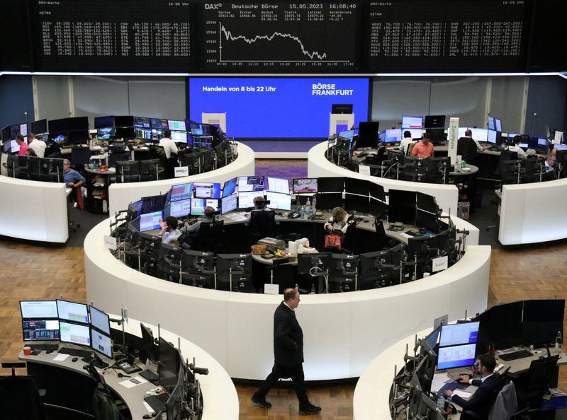 &copy; Reuters. FOTO DE ARCHIVO: El índice de precios de las acciones alemanas DAX gráfico en la bolsa de Fráncfort, Alemania, 15 de mayo de 2023. REUTERS/Staff