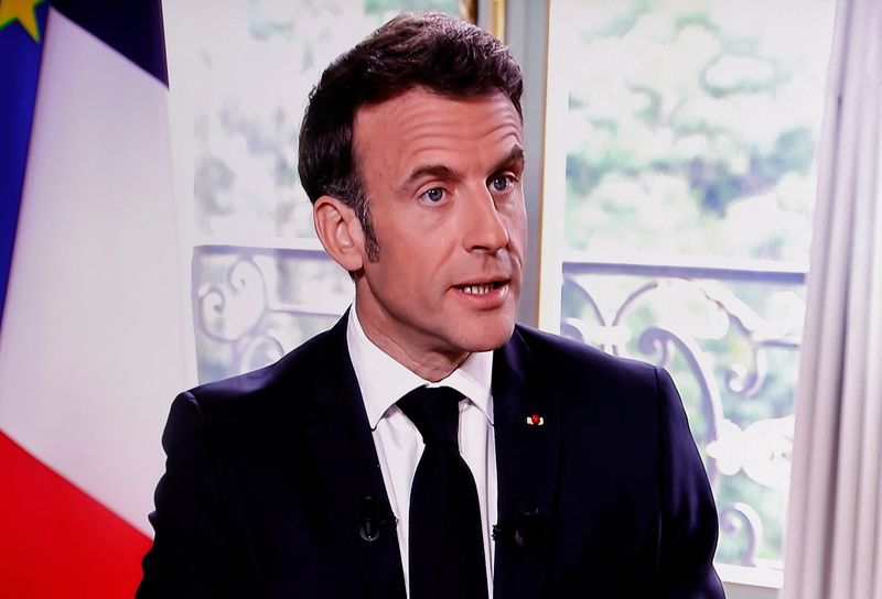 &copy; Reuters. Le président français Emmanuel Macron est vu sur un écran alors qu'il assiste à une interview avec le diffuseur français TF1 à Paris, en France. /Photo prise le 15 mai 2023/REUTERS/Pascal Rossignol