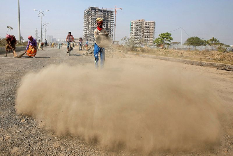 &copy; Reuters. FILE PHOTO: Labourers build a road near the construction site of a residential complex on the outskirts of Kolkata, India, January 29, 2018. REUTERS/Rupak de Chowdhuri