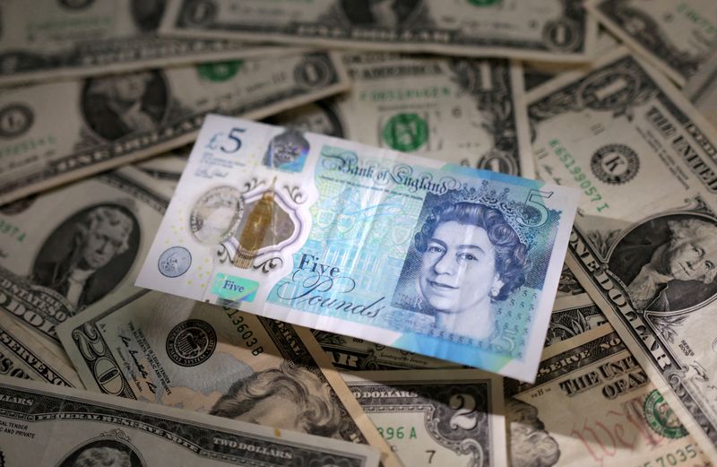 &copy; Reuters. Banconote della sterlina britannica e del dollaro statunitense in questa foto del 10 marzo 2023. REUTERS/Dado Ruvic/Illustrazione
