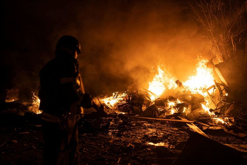 © Reuters. Un bombero trabaja en una zona de aparcamiento de vehículos dañada por restos de misiles rusos, en medio del ataque de Rusia a Ucrania, en Kiev, Ucrania. 16 de mayo de 2023. Pavlo Petrov/Servicio de prensa del Servicio Estatal de Emergencias de Ucrania en Kiev/Handout via REUTERS 