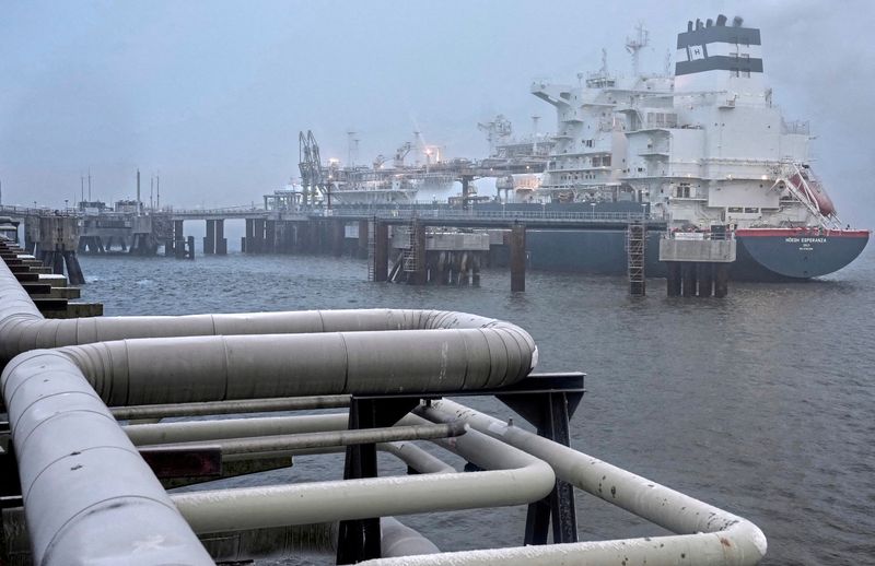 &copy; Reuters. FILE PHOTO: The 'Hoegh Esperanza' Floating Storage and Regasification Unit (FSRU) is anchored during the opening of the LNG (Liquefied Natural Gas) terminal in Wilhelmshaven, Germany, December 17, 2022. Michael Sohn/Pool via REUTERS//