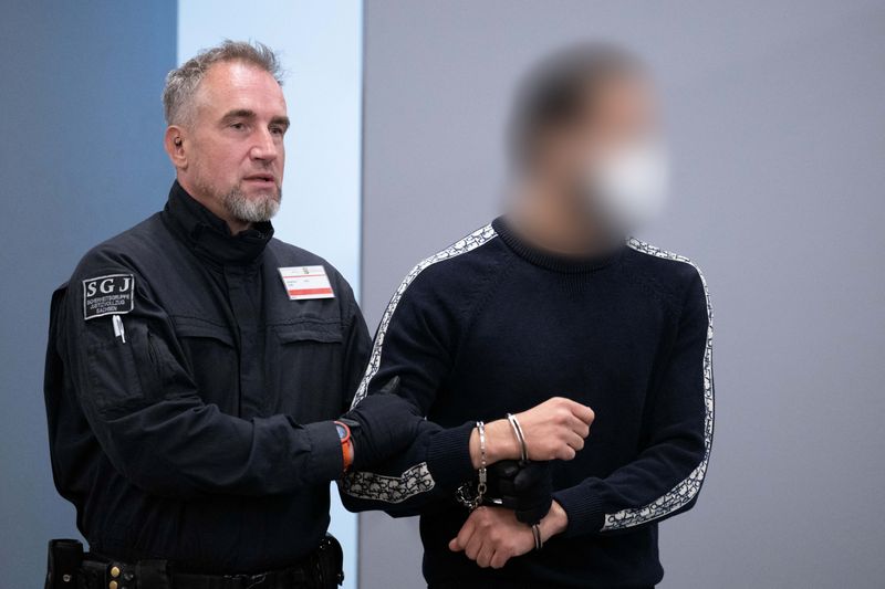 &copy; Reuters. أحد المتهمين لدى وصوله إلى قاعة المحكمة للنطق بالحكم في دريسدن بألمانيا يوم الثلاثاء. صورة لرويترز من ممثل لوكالات الأنباء. 