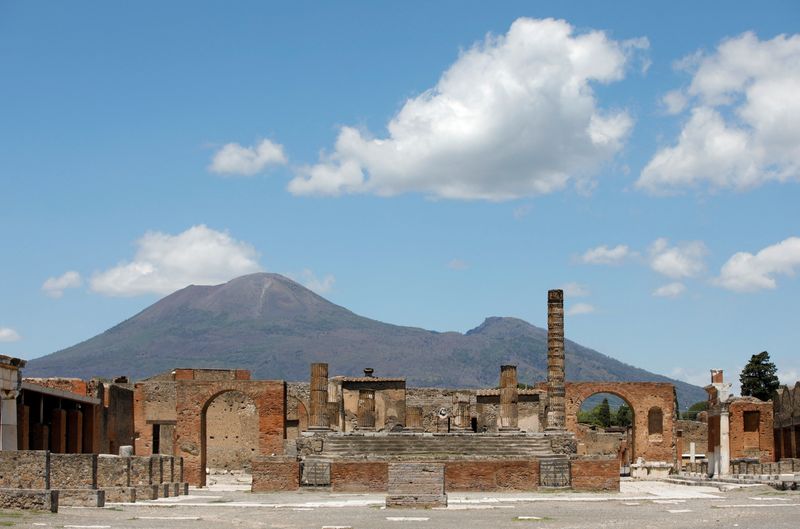 &copy; Reuters. FOTO DE ARCHIVO: El sitio arqueológico de la antigua ciudad romana de Pompeya, que se vuelve a abrir al público con el distanciamiento social y las normas de higiene, después de meses de cierre debido a un brote de la enfermedad coronavirus (COVID-19),