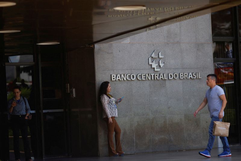 &copy; Reuters. Homem caminha em frente à sede do Banco Central em Brasília
14/02/2023 REUTERS/Adriano Machado