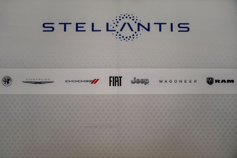 © Reuters. FILE PHOTO: The Stellantis logo is seen during the New York International Auto Show, in Manhattan, New York City, U.S., April 5, 2023. REUTERS/David 'Dee' Delgado/File Photo