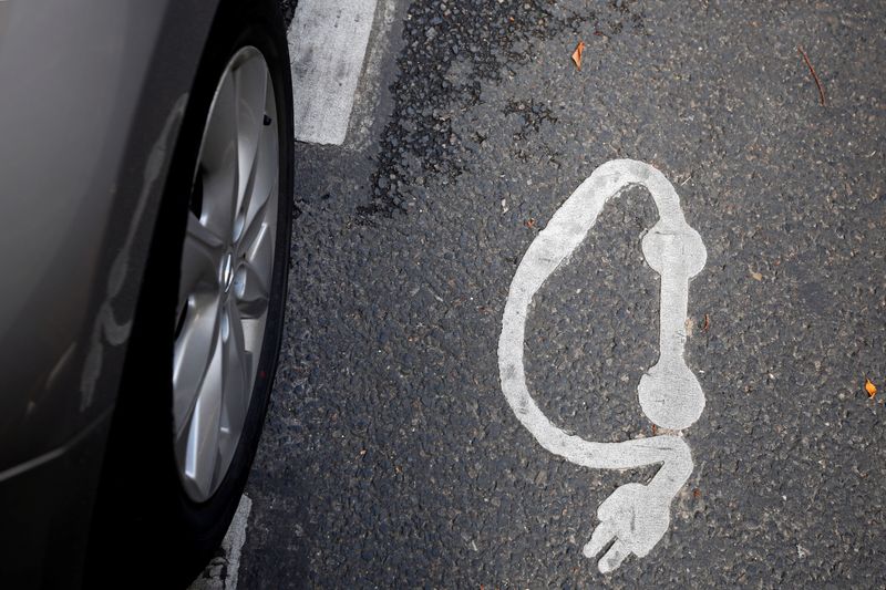 &copy; Reuters. Un symbole est photographié à côté d'une borne de recharge de voiture électrique dans une rue de Paris, en France. /Photo prise le 12 septembre 2017/REUTERS/Philippe Wojazer