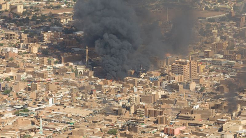 &copy; Reuters. Fumaça ascende durante incêndio em mercado de Omdurman, no Sudão
15/05v2023
Vídeo obtido pela REUTERS