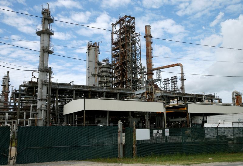 &copy; Reuters. FILE PHOTO: The Phillips 66 Lake Charles Refinery is pictured in West Lake, Louisiana, U.S., June 12, 2018. REUTERS/Jonathan Bachman