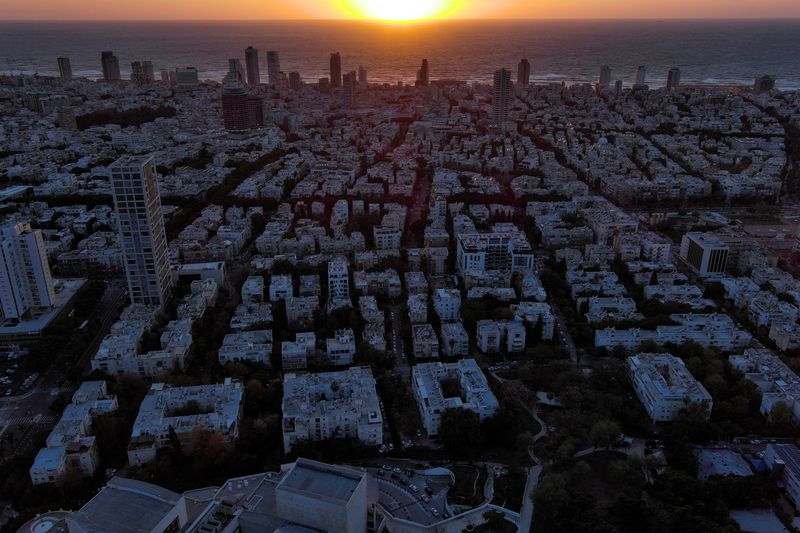 &copy; Reuters. FILE PHOTO: An aerial view shows the skyline of Tel Aviv, Israel March 30, 2023. REUTERS/Ilan Rosenberg