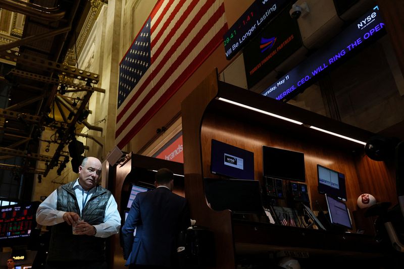 &copy; Reuters. Traders work on the floor of the New York Stock Exchange (NYSE) in New York City, U.S., May 11, 2023.  REUTERS/Brendan McDermid