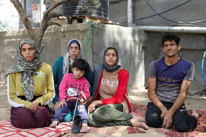 &copy; Reuters. خمسة أشقاء فلسطينيين يعانون من إعاقات حركية وضمور عضلي وتشنجات أمرهم الجيش الإسرائيلي بمغادرة شقتهم قبل قصف المبنى السكني الذي يقطنونه خلا
