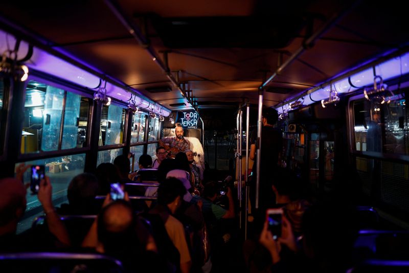 &copy; Reuters. Ônibus transformado em centro cultural transporta passageiros, em São Paulo, Brasil
09/05/2023
REUTERS/Amanda Perobelli