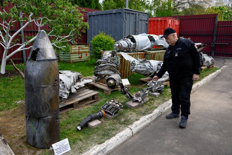 © Reuters. FILE PHOTO: Oleksandr Ruvin, director of the Kyiv Scientific Research Institute of Forensic Expertise, shows Kh-47 Kinzhal Russian hypersonic missile parts, shot down by a Ukrainian Air Defence unit amid Russia's attack on Ukraine, Kyiv, Ukraine May 12, 2023. REUTERS/Valentyn Ogirenko/File Photo