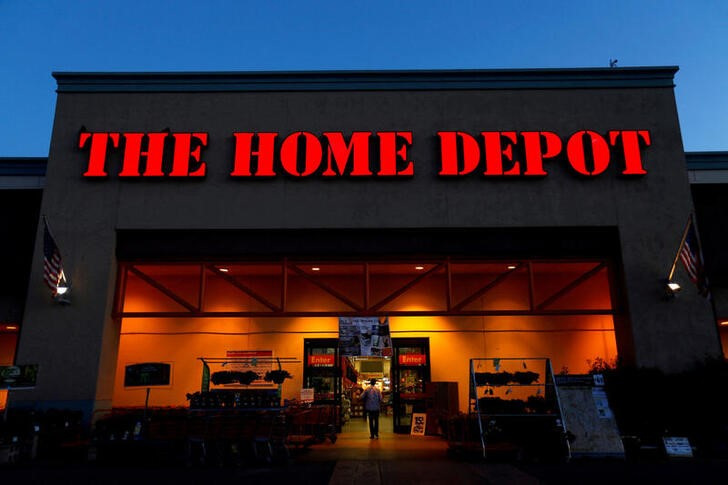 &copy; Reuters. Imagen de archivo del logo de Home Depot en Encinitas, California, EEUU.