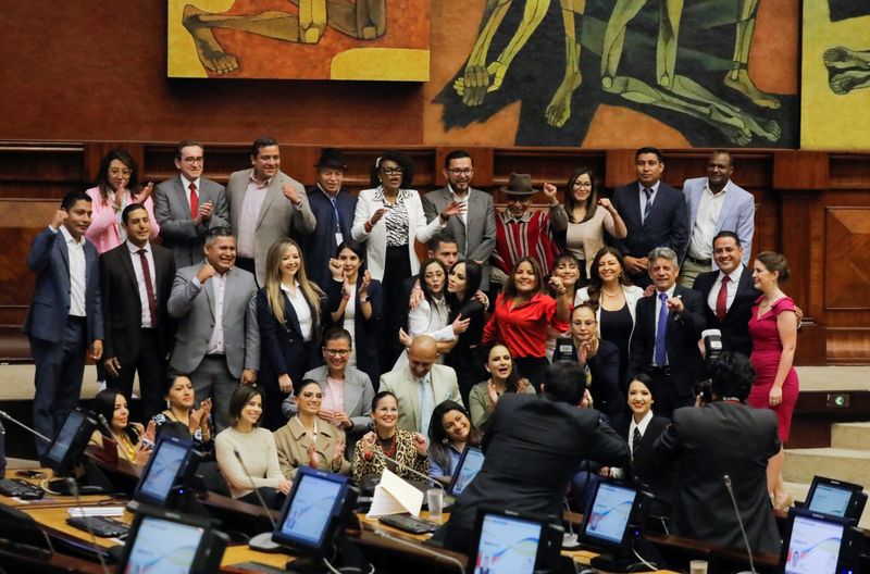 &copy; Reuters. Opositores posam para foto antes do depoimento do presidente equatoriano Guillermo Lasso na Assembleia Nacional, como parte do processo de impeachment contra ele por suposta corrupção, em Quito
16/05/2023
REUTERS/Karen Toro