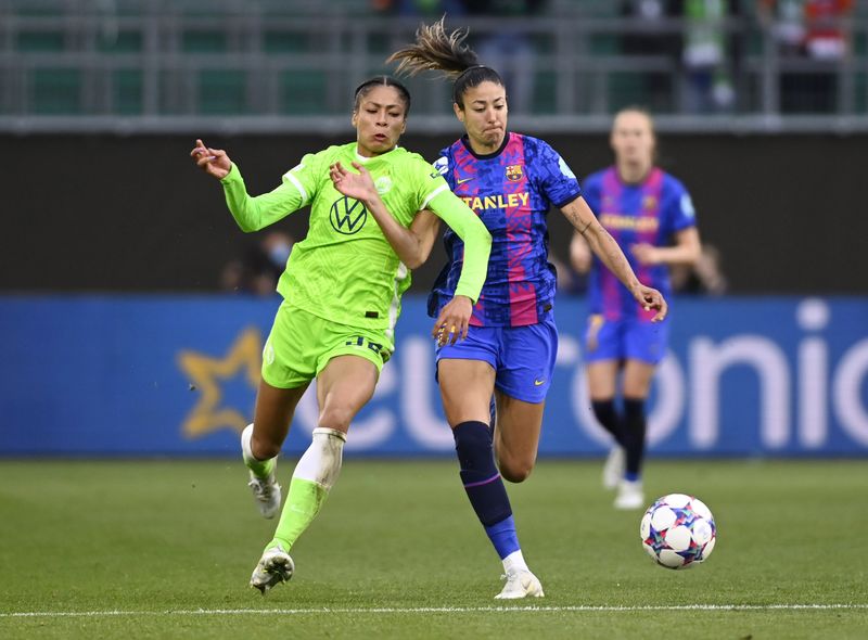 &copy; Reuters. Leila Ouahabi, do Barcelona, disputa bola com Sveindis Jane Jonsdottir, do Wolfsburg, durante partida de volta da semifinal da Liga dos Campeões feminina 
30/04/2022 REUTERS/Fabian Bimmer