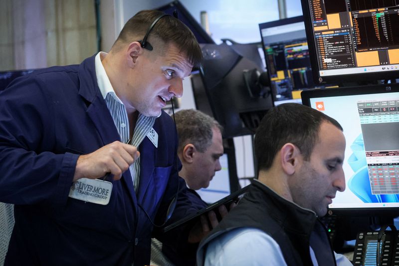 © Reuters. Traders work on the floor of the New York Stock Exchange (NYSE) in New York City, U.S., May 16, 2023.  REUTERS/Brendan McDermid