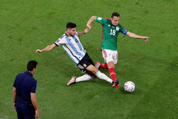 &copy; Reuters. Nov 26, 2022 
Foto de archivo del futbolista de Argentina Gonzalo Montiel y el de Mexico Andres Guardado peleando por el balón en un partido por el Mundial de Qatar 
REUTERS/Molly Darlington
