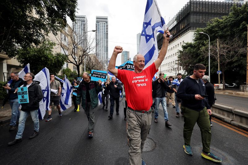 &copy; Reuters. موظفون إسرائيليون في قطاع التكنولوجيا المتقدمة يتظاهرون ضد خطة الحكومة للإصلاح القضائي في تل أبيب يوم 14 مارس آذار 2023. تصوير: نير إلياس – روي