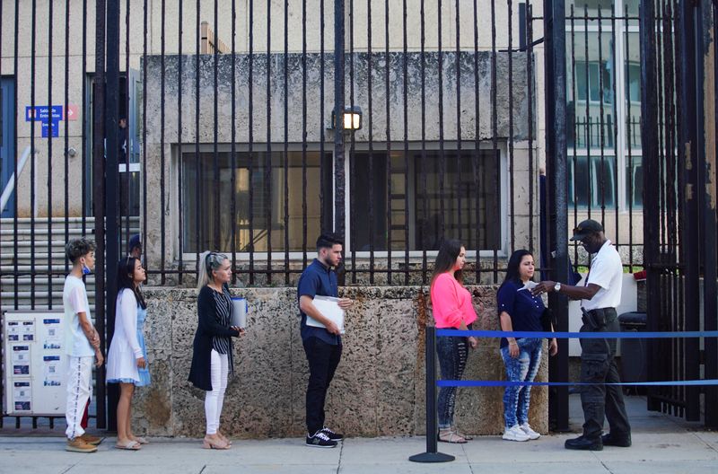 &copy; Reuters. Pessoas aguardam em fila para entrar na embaixada dos Estados Unidos em Havana, Cuba
4/1/2023 REUTERS/Alexandre Meneghini