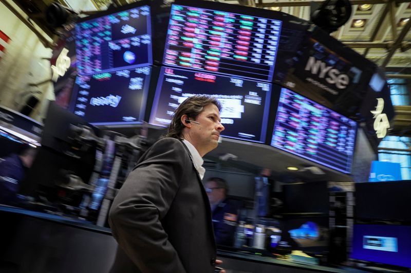 &copy; Reuters. Des traders travaillent à la Bourse de Wall Street. /Photo prise le 16 mai 2023/REUTERS/Brendan McDermid