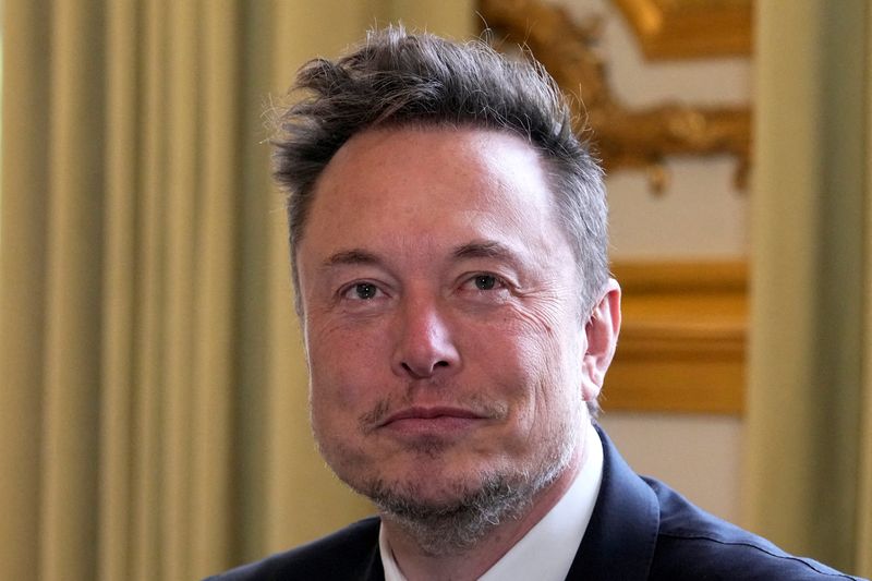 &copy; Reuters. Foto del lunes del CEO de Twitter, X Corp. y Tesla, Elon Musk, posando en el Palacio Eliseo en París 
May 15, 2023 
Michel Euler/Pool via REUTERS/