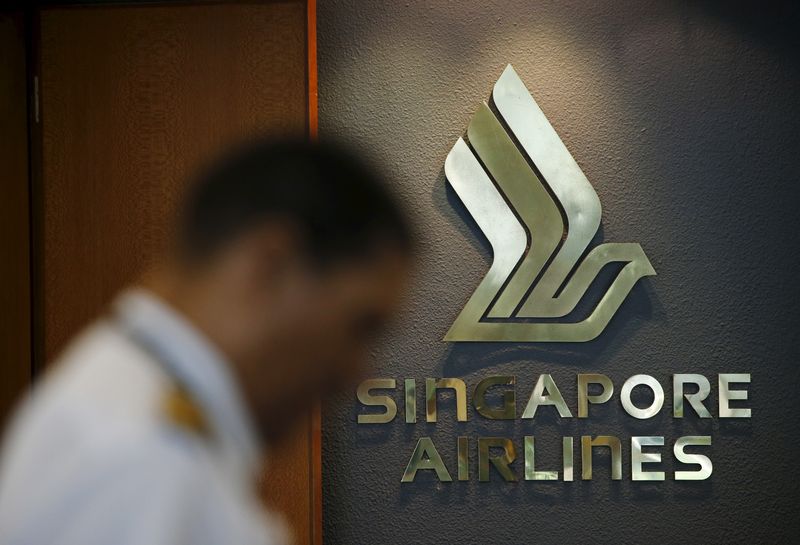 &copy; Reuters. FILE PHOTO: A flight crew passes a Singapore Airlines logo at Singapore's Changi Airport January 5, 2016.  REUTERS/Edgar Su