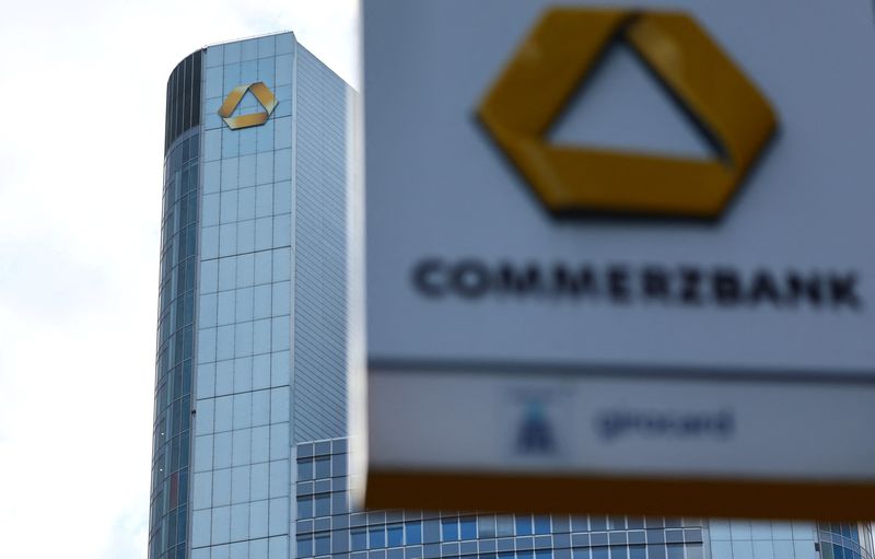 &copy; Reuters. Il logo di Commerzbank vicino a una sede della banca, Francoforte, Germania, 26 febbraio 2023.  REUTERS/Kai Pfaffenbach