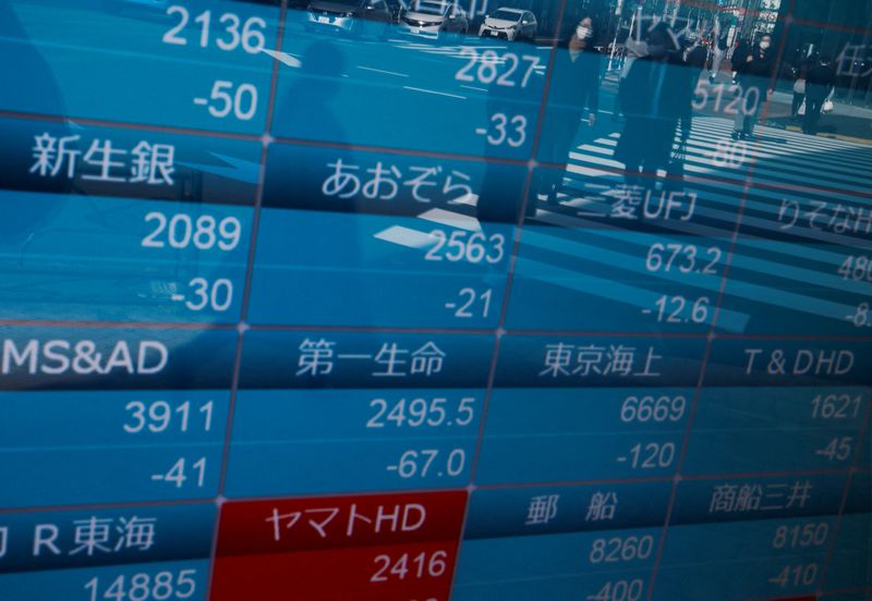 &copy; Reuters. أسعار الأسهم اليابانية على لوحة إلكترونية في طوكيو بصورة من أرشيف رويترز.

