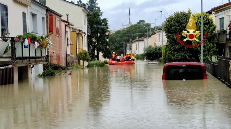 &copy; Reuters. عمال إنقاذ ينقلون السكان في زوارق بمنطقة فورلي بإقليم إيميليا رومانيا في إيطاليا الذي تجتاحه فيضانات مدمرة في صورة حصلت عليها رويترز تم بثه