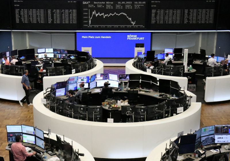 &copy; Reuters. شاشات تعرض بيانات من مؤشر داكس الألماني في بورصة فرانكفورت يوم الاثنين. تصوير: رويترز.
