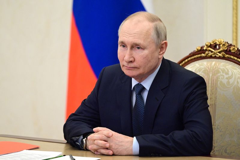 &copy; Reuters. الرئيس الروسي فلاديمير بوتين خلال اجتماع في موسكو يوم 15 مايو أيار 2023. صورة لرويترز من الكرملين.
