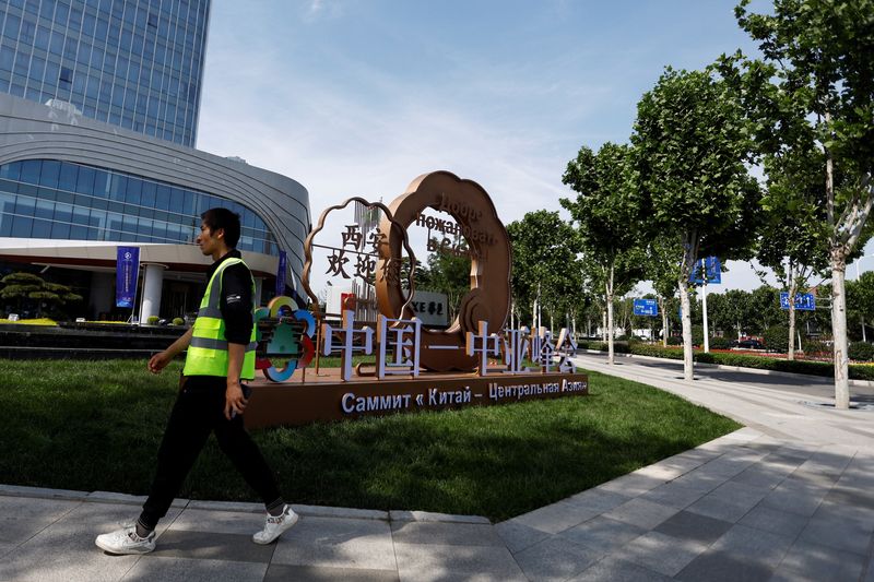 &copy; Reuters. A man walks past a sign for the China-Central Asia Summit outside the media centre in Xian, Shaanxi province, China May 16, 2023. REUTERS/Florence Lo